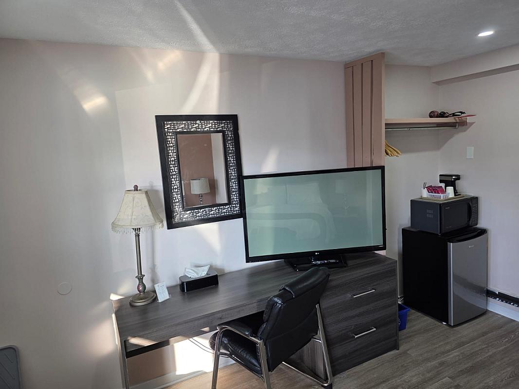 Single Queen Bed Room gallery