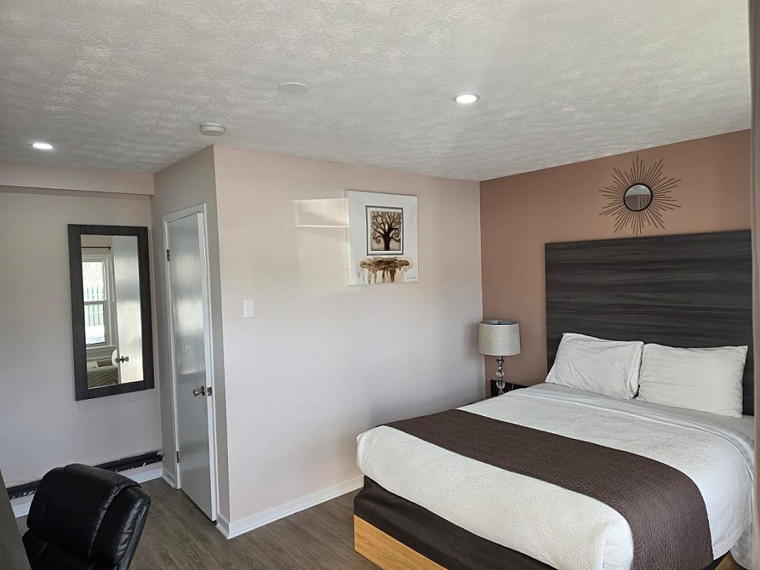 Single Queen Bed Room gallery