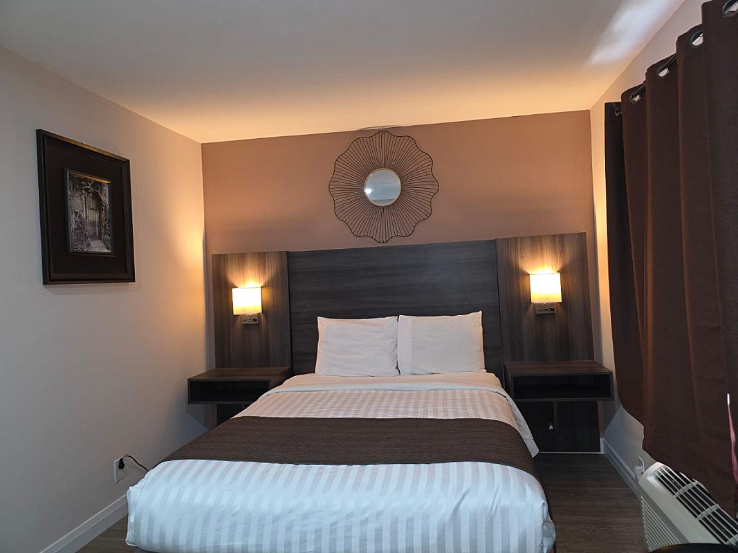 Single Queen Bed Room gallery